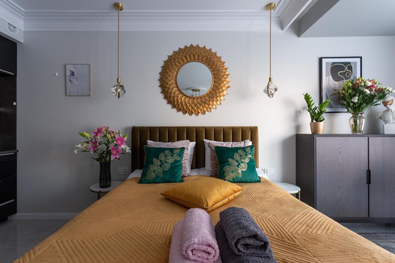 Golden Apartment, So Close To Rynek! Free Parking Included. *