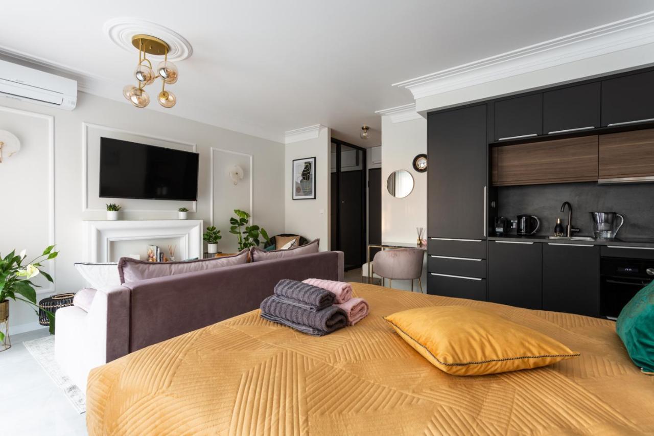Golden Apartment, So Close To Rynek! Free Parking Included.